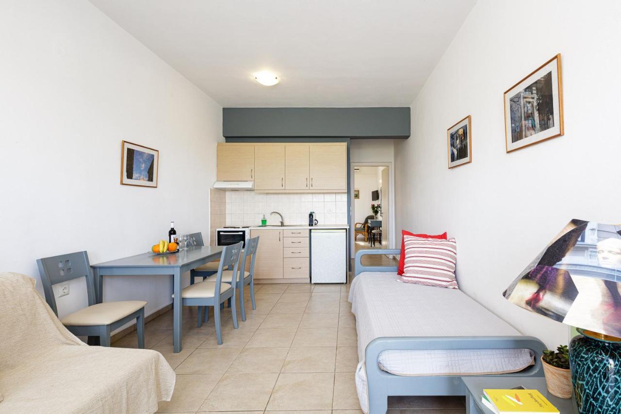 Yiannis Apartments Adelianos Kampos Exterior photo