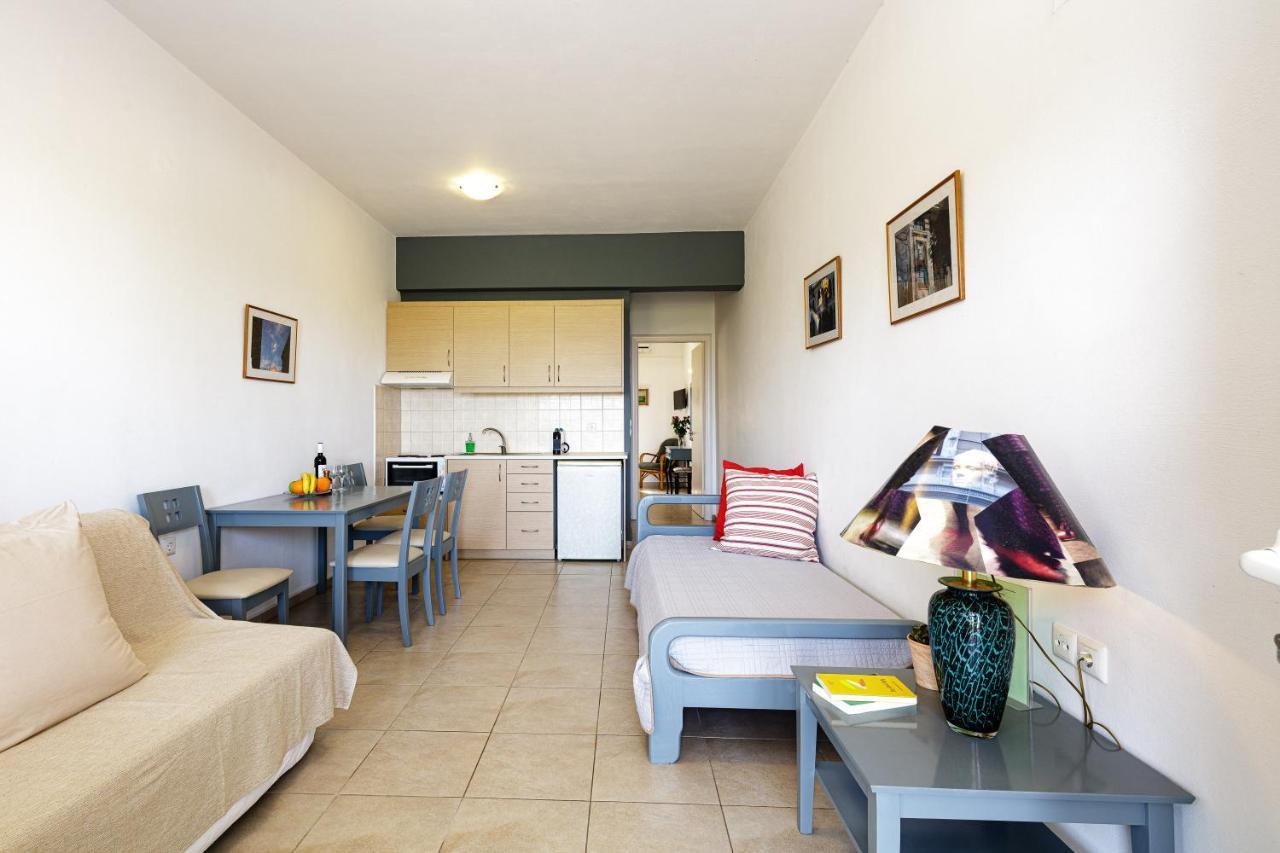 Yiannis Apartments Adelianos Kampos Exterior photo