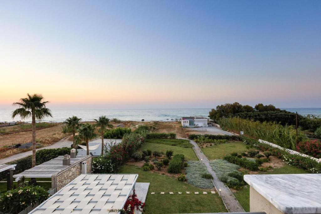 Yiannis Apartments Adelianos Kampos Exterior photo