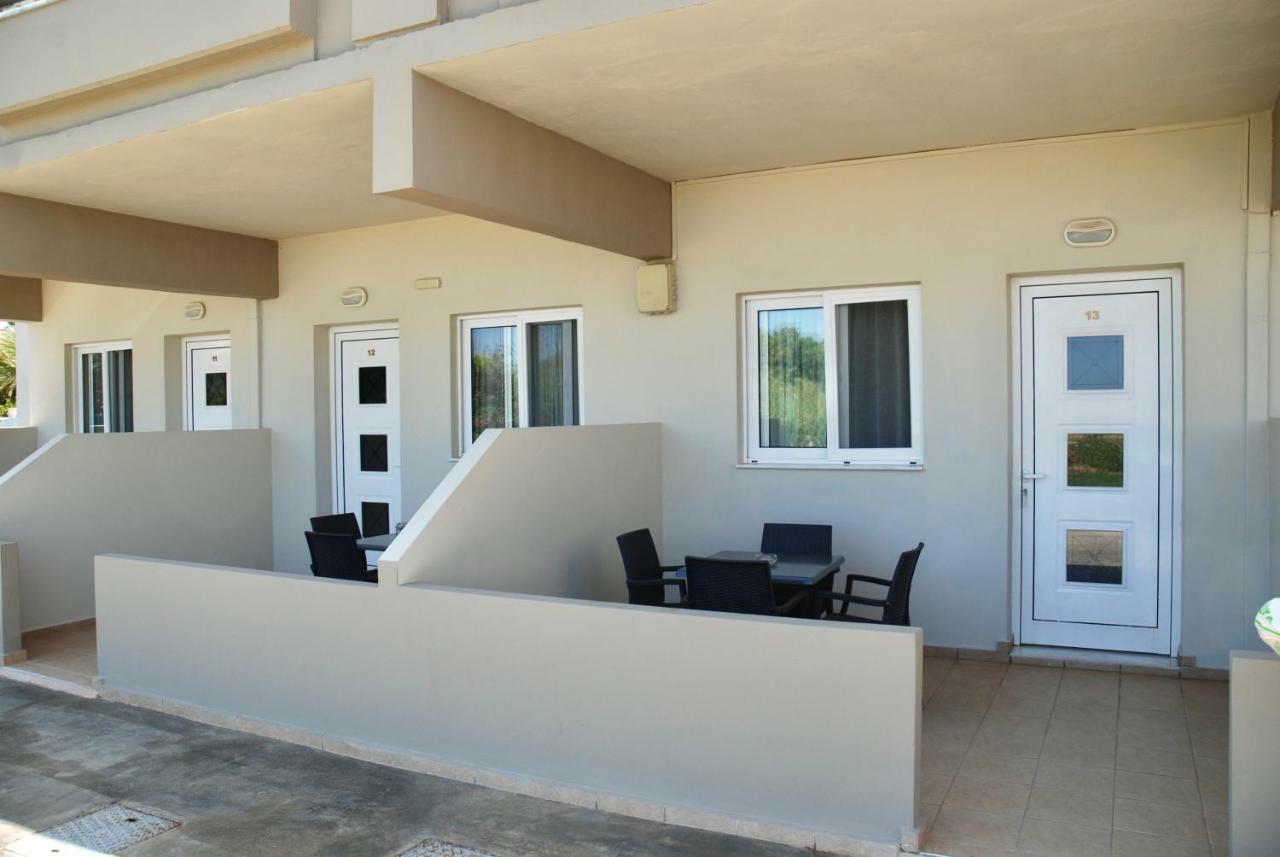 Yiannis Apartments Adelianos Kampos Exterior photo