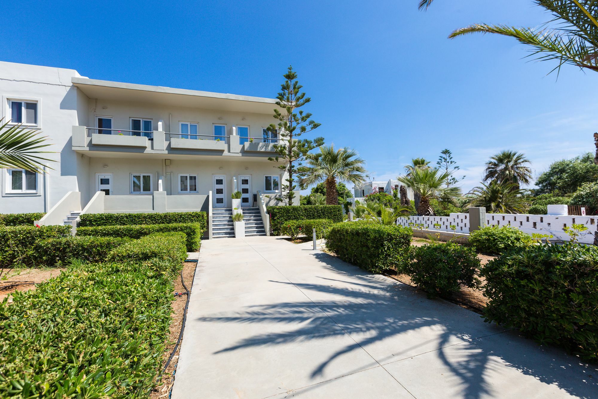 Yiannis Apartments Adelianos Kampos Exterior photo