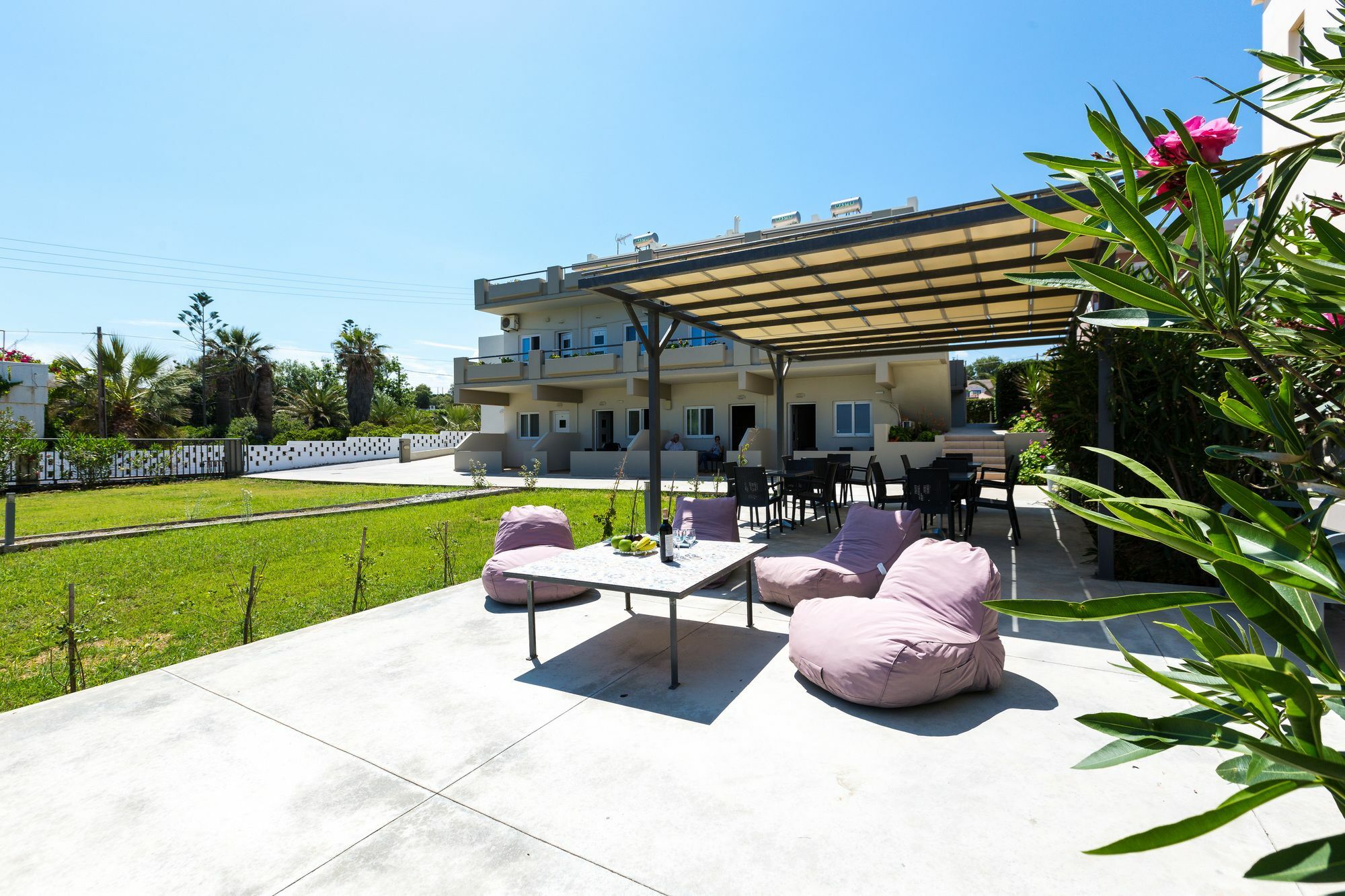 Yiannis Apartments Adelianos Kampos Exterior photo